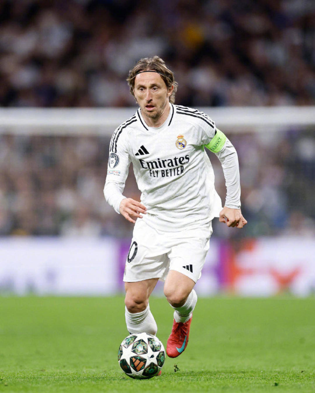 揭秘“高科技作弊”：摄像头耳塞、隐形药水在非法牌局中的应用。（地下牌局的高科技作弊内幕：摄像耳塞与隐形药水）